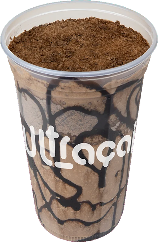 Milkshake Ultraçaí de ovomaltine, no copo com a cobertura por cima.